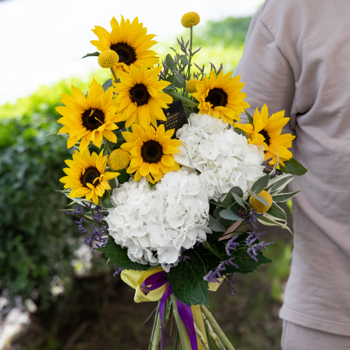 Buchet floarea-soarelui si hortensii