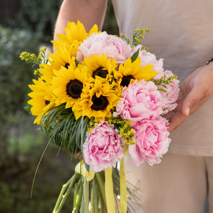 Buchet floarea-soarelui si bujori Sunshine Elegance – imaginea 3