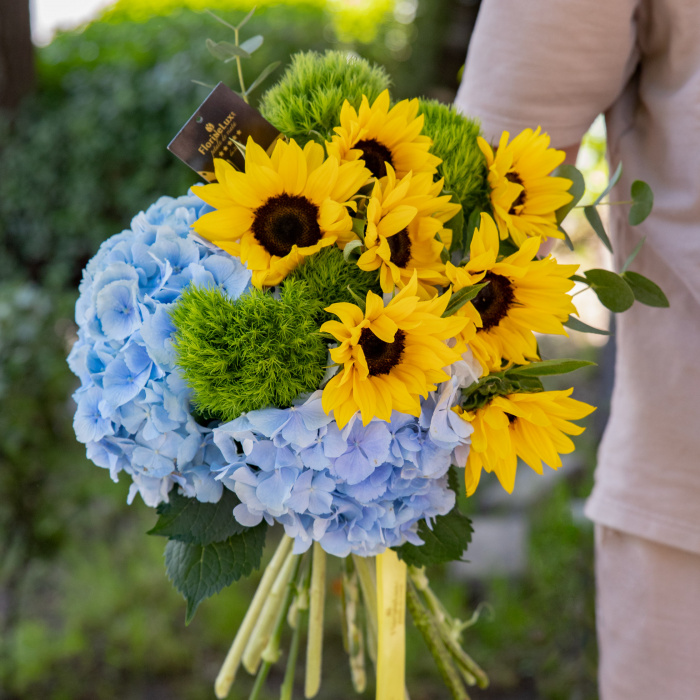 Buchet floarea-soarelui si hortensii Majestic Sunshine