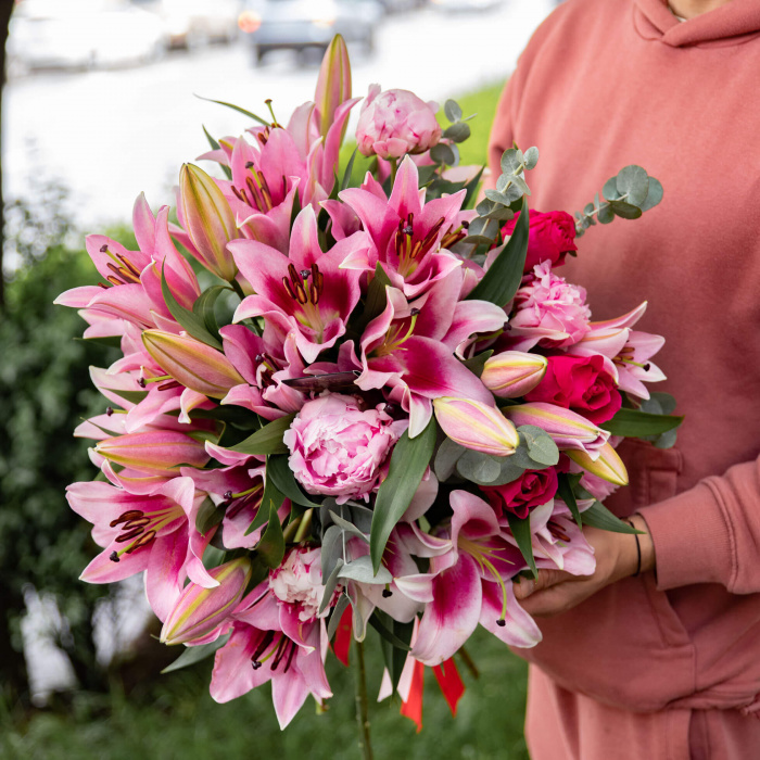 Buchet bujori roz si crini