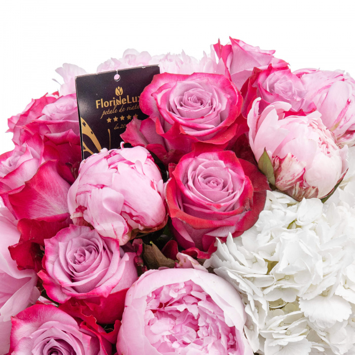 Detaliu de aproape cu florile din Buchet bujori, trandafiri si hortensii, varianta Premium, compus din 7 bujori roz, 2 hortensii albe si 10 trandafiri mov.
