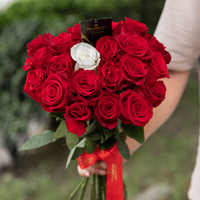 Buchet trandafiri rosii Love Elixir – imaginea 3