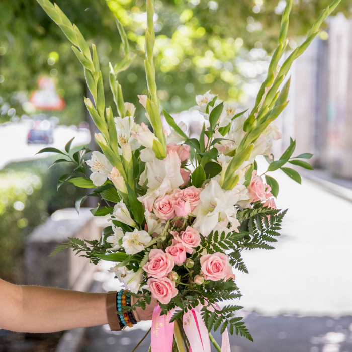 Buchet gladiole albe si trandafiri roz