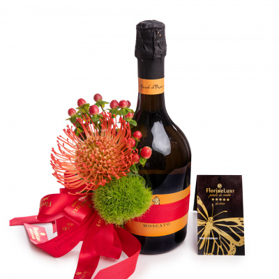Vin spumant decorat cu flori exotice