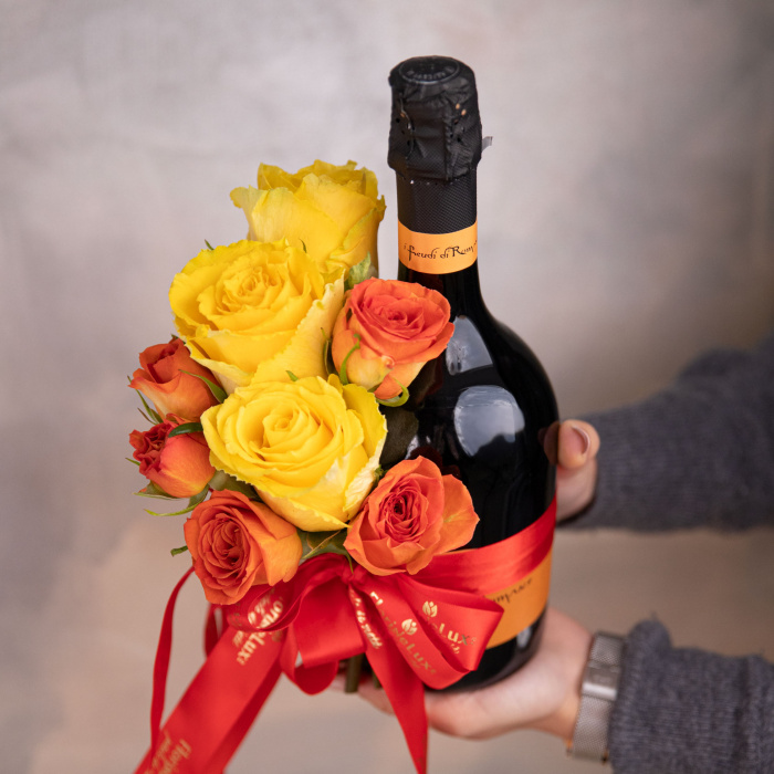 Vin spumant decorat cu trandafiri – imaginea 3