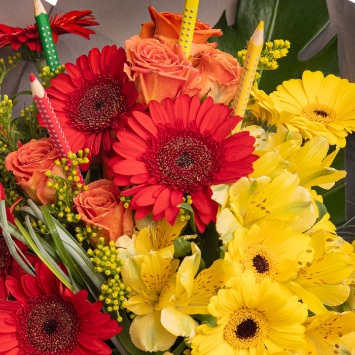 Buchet gerbera si creioane colorate Back to School