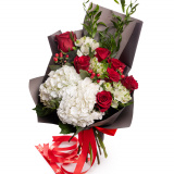 Buchet trandafiri rosii si hortensii Timeless Beauty – Premium