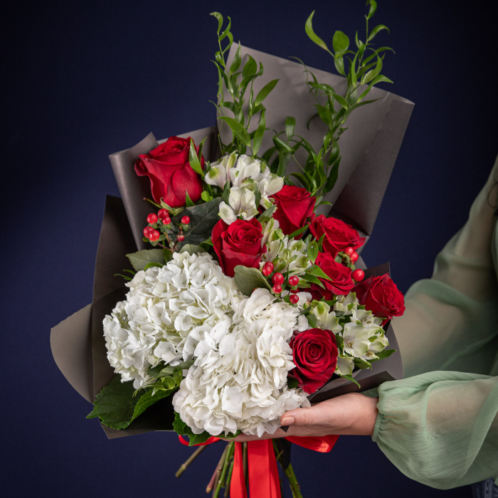 Buchet trandafiri rosii si hortensii Timeless Beauty – imaginea 2