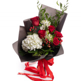 Buchet trandafiri rosii si hortensii Timeless Beauty – Floridelux