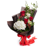 Buchet trandafiri rosii si hortensii Timeless Beauty – Standard