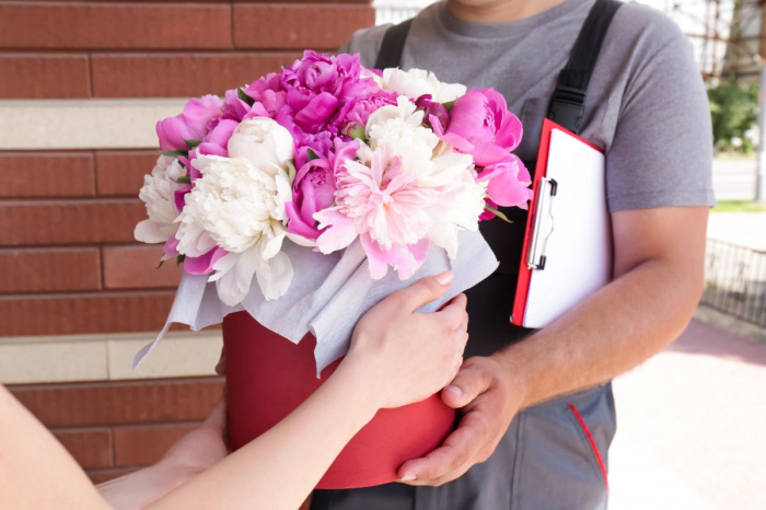 Cum să oferi flori când ești departe? Floridelux.ro livrează în 2 ore în București și în 4 ore în restul țării, oriunde în România