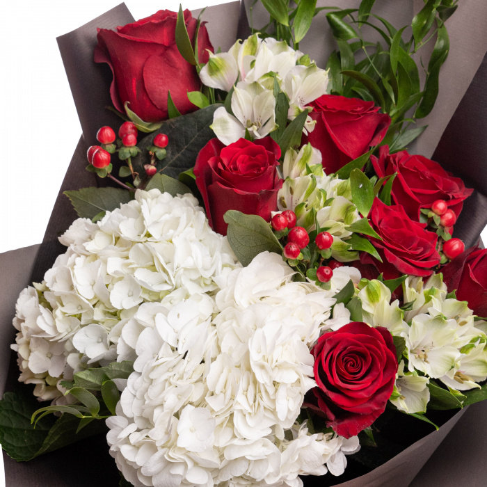 Buchet trandafiri rosii si hortensii Timeless Beauty – imaginea 3