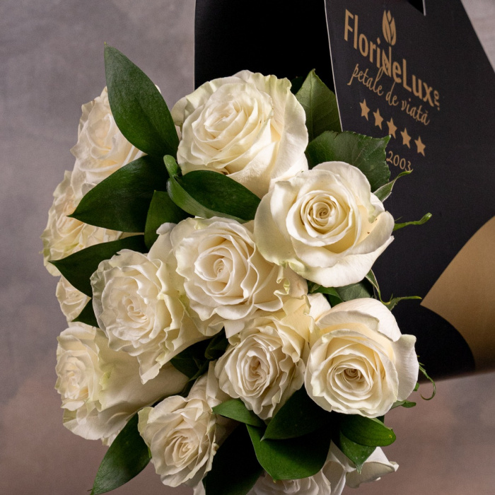 Trandafiri albi Black&Gold – imaginea 2