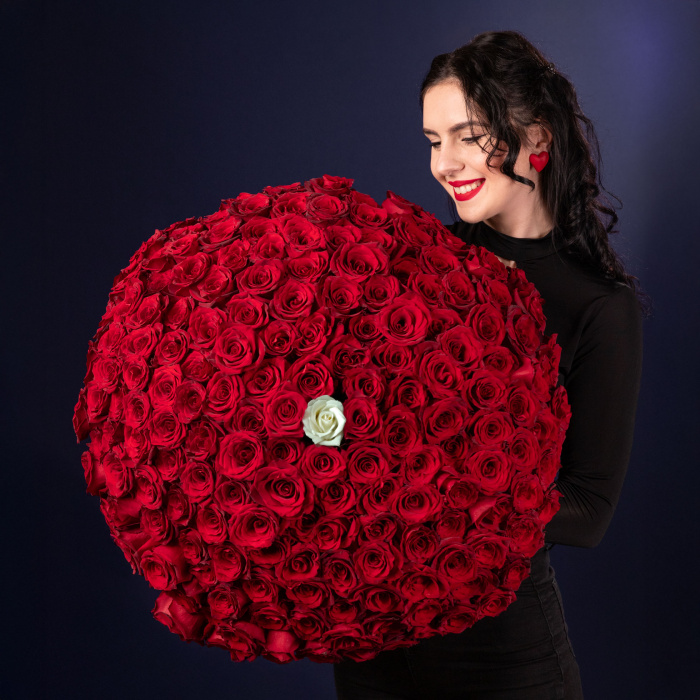 Buchet 201 trandafiri „Romantic Surprise” – imaginea 1