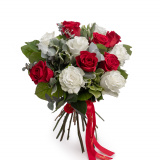 Buchet trandafiri rosii si albi "Un sarut de trandafiri" – Floridelux