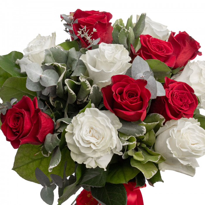 Buchet trandafiri rosii si albi "Un sarut de trandafiri" – imaginea 2