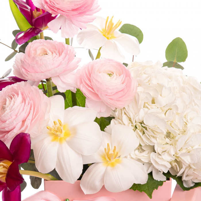 Cutie cu ranunculus si lalele – imaginea 2