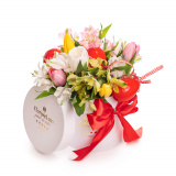 Aranjament floral in cutie alba cu lalele colorate si oua rosii pentru Paste