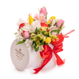Aranjament floral in cutie alba cu lalele colorate si oua rosii pentru Paste