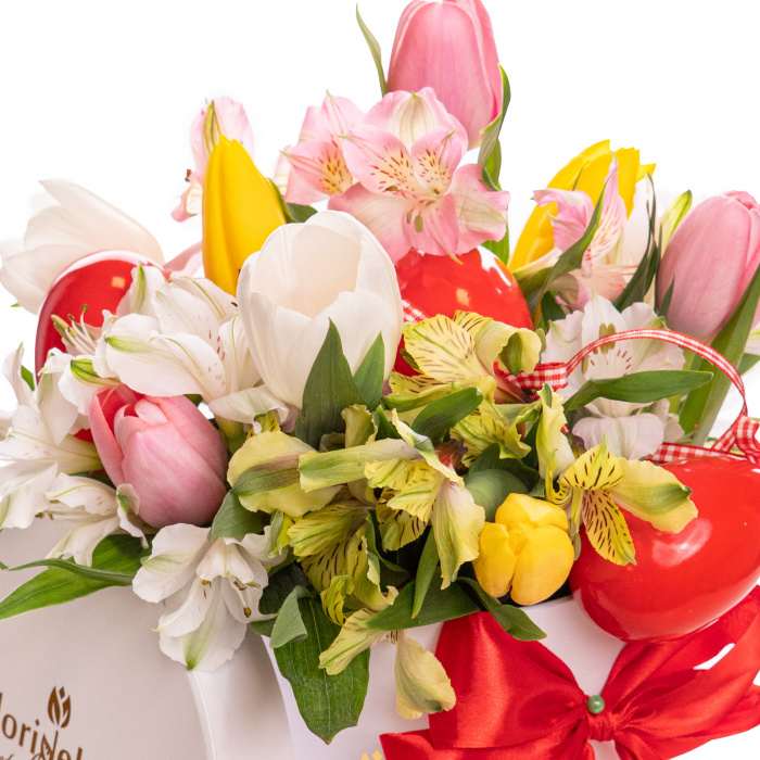 Aranjament floral in cutie alba cu lalele colorate si oua rosii pentru Paste - detaliu