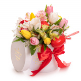 Aranjament floral in cutie alba cu lalele colorate si oua rosii pentru Paste