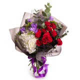 Buchet de flori cu frezii, hortensie si trandafiri rosii cu ambalaj decorativ negru