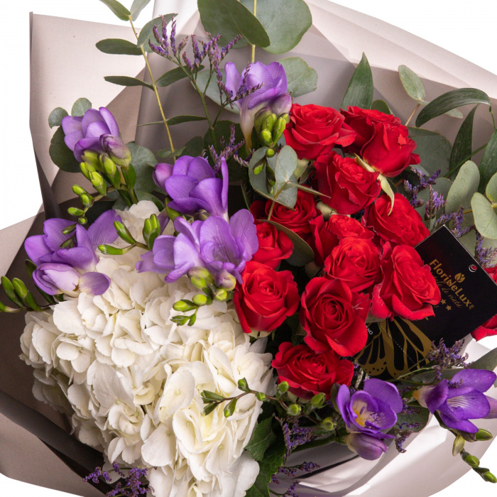Buchet de flori cu frezii, hortensie si trandafiri rosii cu ambalaj decorativ negru - detaliu