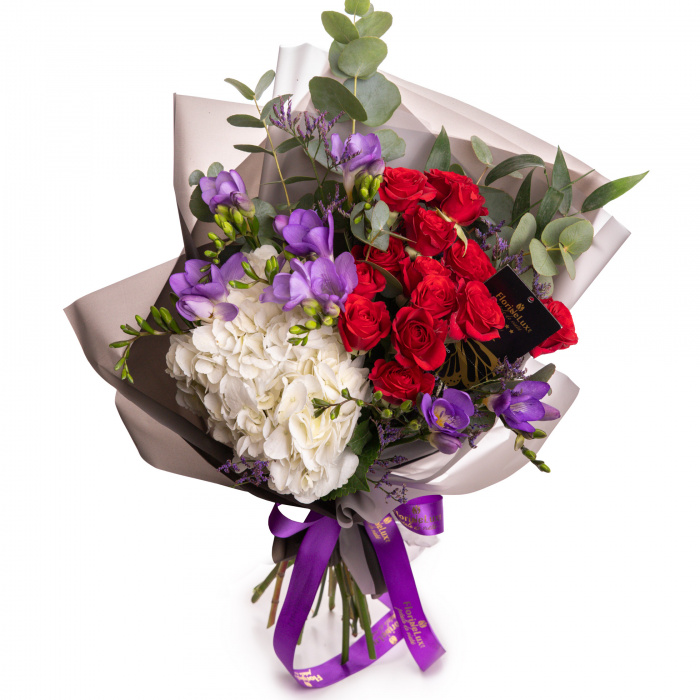Buchet de flori cu frezii, hortensie si trandafiri rosii cu ambalaj decorativ negru