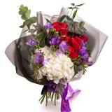 Buchet de flori cu frezii, hortensie si trandafiri rosii cu ambalaj decorativ negru