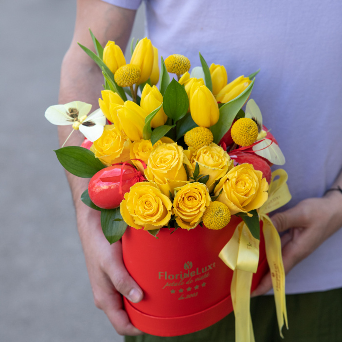 Aranjament floral cu lalele galbene, pentru Paste