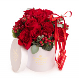 Cutie cadou cu trandafiri si hypericum – Premium