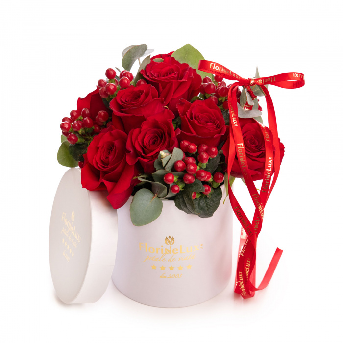 Cutie cadou cu trandafiri si hypericum – imaginea 1