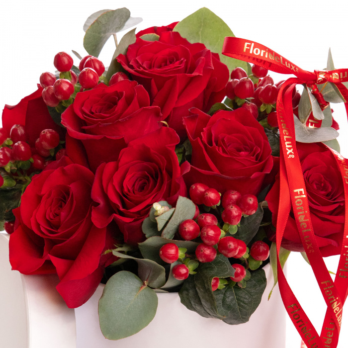 Cutie cadou cu trandafiri si hypericum – imaginea 2