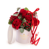 Cutie cadou cu trandafiri si hypericum – Standard