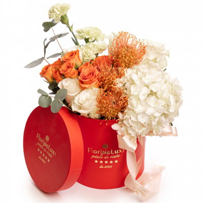 Aranjament floral cu hortensia si trandafiri