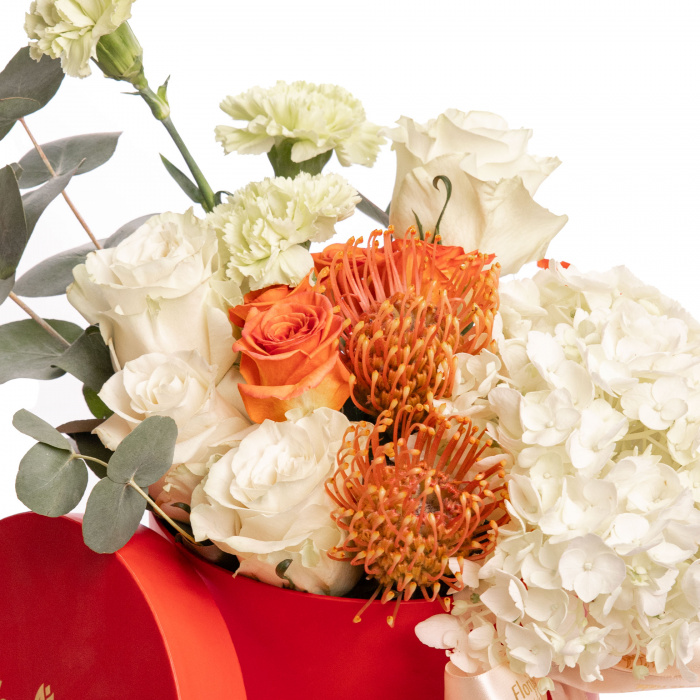 Aranjament floral cu hortensia si trandafiri – imaginea 2