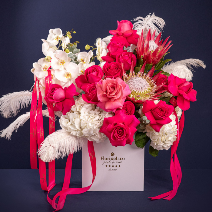 Aranjament floral cu protea, orhidee si trandafiri – imaginea 3