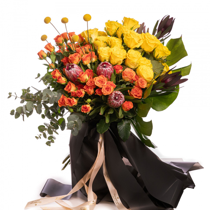 Buchet cu protea si trandafiri galbeni si portocalii „Golden Flame” – imaginea 1