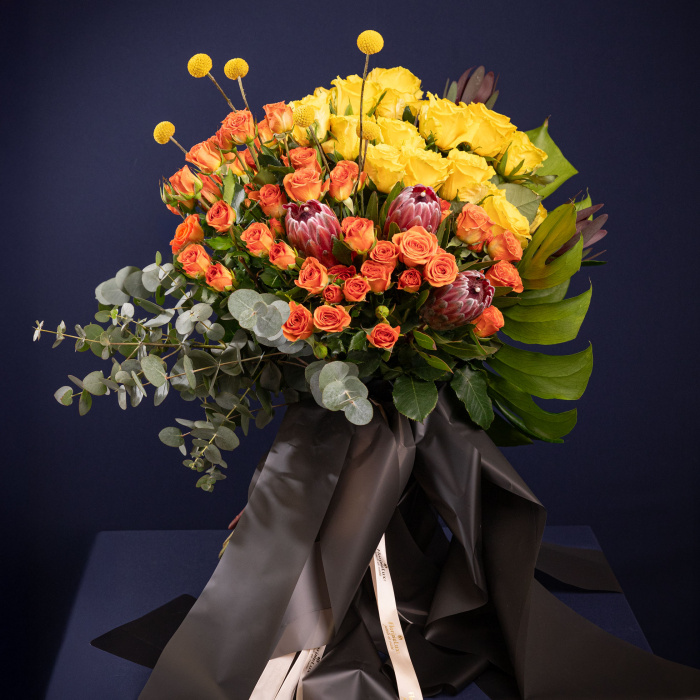 Buchet cu protea si trandafiri „Golden Flame”