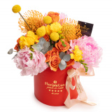 Aranjament cu bujori roz, trandafiri si Leucospermum – Premium