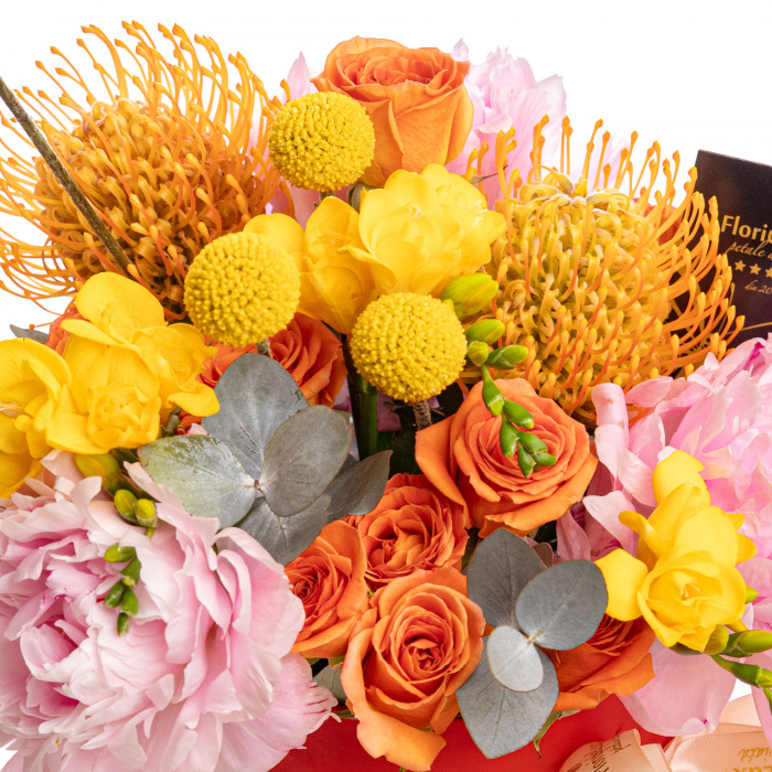 Aranjament cu bujori roz, trandafiri si Leucospermum – imaginea 2