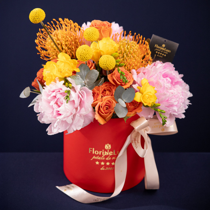 Aranjament cu bujori roz, trandafiri si Leucospermum – imaginea 3