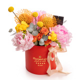 Aranjament cu bujori roz, trandafiri si Leucospermum – Floridelux