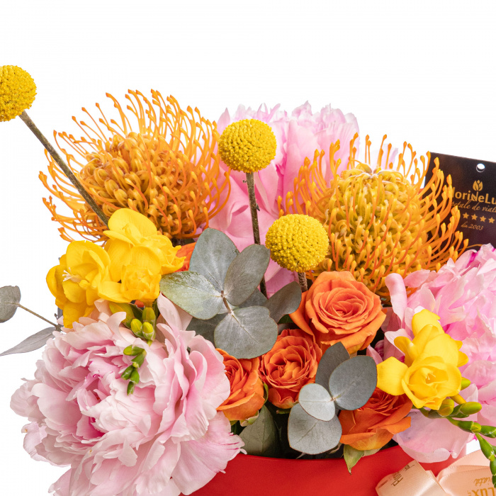 Aranjament cu bujori roz, trandafiri si Leucospermum – imaginea 2