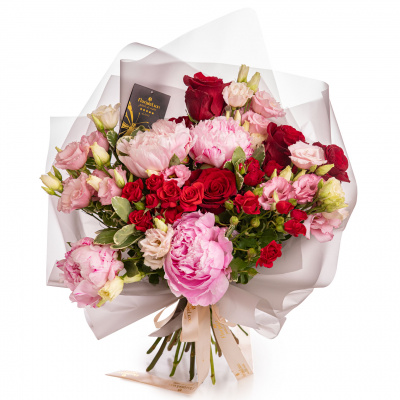 Vedere de ansamblu a produsului Buchet bujori si trandafiri rosii, varianta Premium, compus din 4 bujori roz, 3 flori de lisianthus roz, 3 crengute de pittosporum, 3 trandafiri ramificati rosii, 5 trandafiri rosii