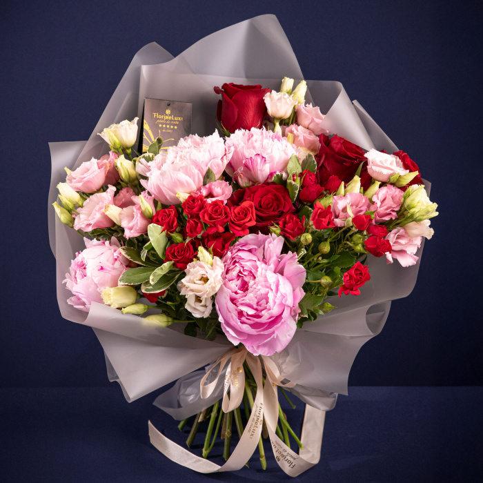 Proportia si dimensiunea pentru Buchet bujori si trandafiri rosii, varianta Premium, compus din 4 bujori roz, 3 flori de lisianthus roz, 3 crengute de pittosporum, 3 trandafiri ramificati rosii, 5 trandafiri rosii
