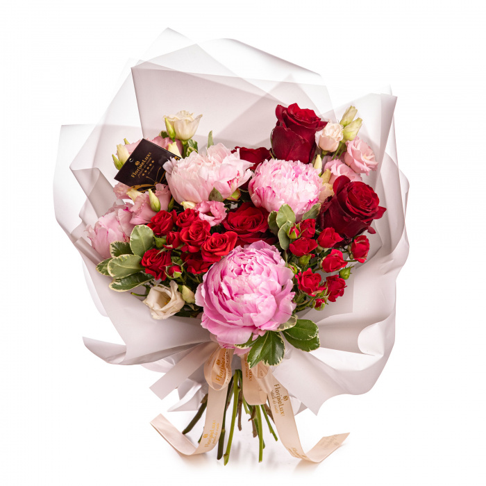 Vedere de ansamblu a produsului Buchet bujori si trandafiri rosii, varianta Deluxe, compus din 4 bujori roz, 2 flori de lisianthus roz, 3 crengute de pittosporum, 2 trandafiri ramificati rosii, 4 trandafiri rosii