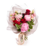 Vedere de ansamblu a produsului Buchet bujori si trandafiri rosii, varianta Standard, compus din 3 bujori roz, 2 flori de lisianthus roz, 3 crengute de pittosporum, 1 trandafir ramificat rosu, 3 trandafiri rosii