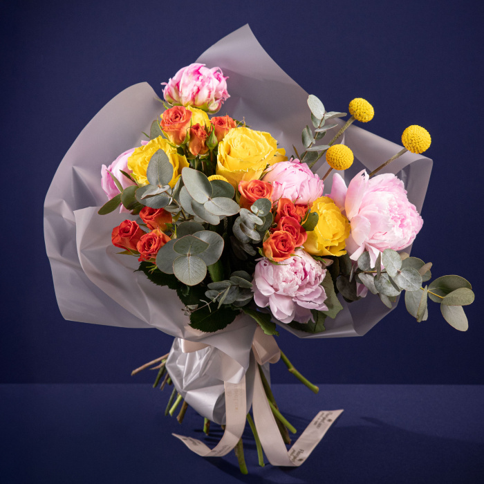 Proportia si dimensiunea pentru buchet cu bujori si trandafiri galbeni, colorat si romantic, varianta Premium, compus din 5 bujori roz, 4 flori de craspedia, 2 crengute de eucalipt, 3 trandafiri ramificati portocalii, 5 trandafiri galbeni