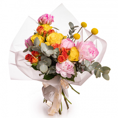 Vedere de ansamblu a produsului buchet cu bujori si trandafiri galbeni, colorat si romantic, varianta Premium, compus din 5 bujori roz, 4 flori de craspedia, 2 crengute de eucalipt, 3 trandafiri ramificati portocalii, 5 trandafiri galbeni